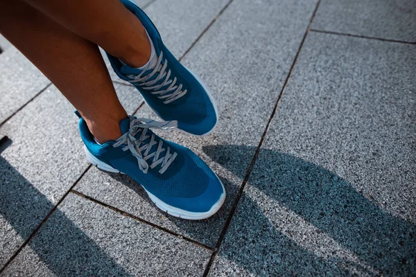 Voeten van de man in de moderne lichte sneakers — Stockfoto