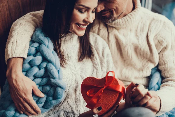 Due persone con regalo coccolarsi a vicenda — Foto Stock