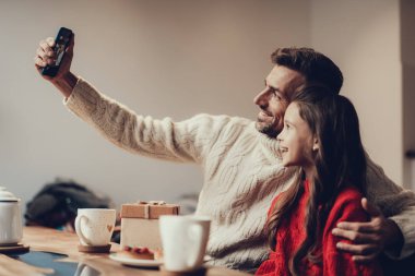 Mutlu baba ve çocuk selfie telefonda yapma