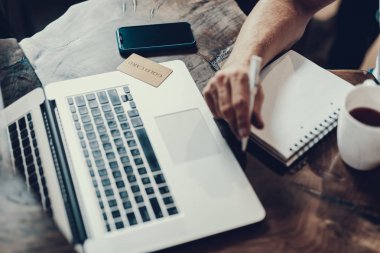 Tablo üzerinde yeni telefon yakınındaki yalan altın banka kartı