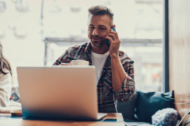 Çekici bir adam Cafe telefon konuşma