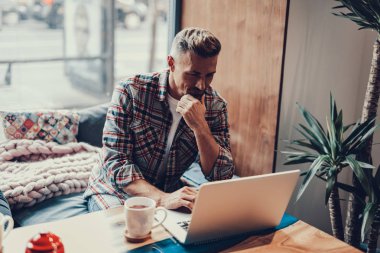 İçinde laptop arıyorum ve gülümseyen çekici adam