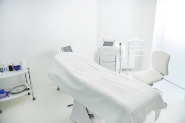 İç güzellik uzmanı kabine modern spa salonda epilasyon cihazları ile