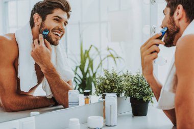 Neşeli adam banyo ayna önce tıraş