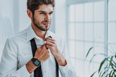 Toplantı devam için hazır. Kadar duran ayna evde önce gömleğinin düğmelerini emin iş adamı portresi kapatın