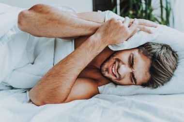 Genç erkek yüksek ses sabah acı.