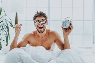 Şok genç adam elinde saatli çığlık