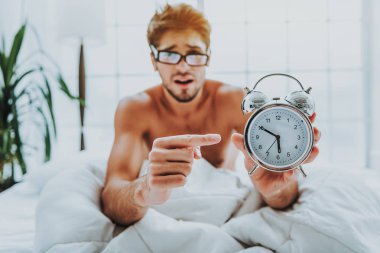 Şok genç adam saat yüzünde işaret