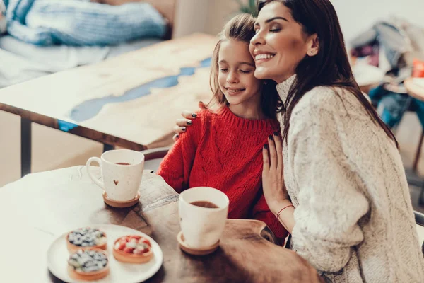 Jong meisje en haar moeder knuffelen en glimlachen — Stockfoto