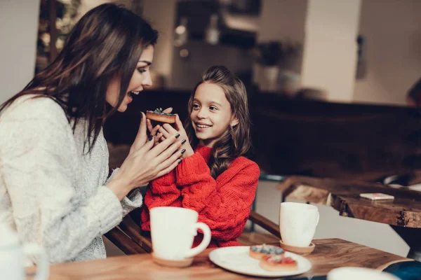 Mamá y su hija tirando el desayuno en la cafetería —  Fotos de Stock