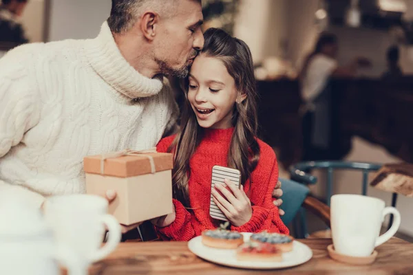 Familie vieren gebeurtenis zitten in gezellige cafe — Stockfoto