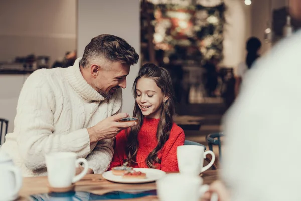 Vader en dochter deinende ontbijt in café — Stockfoto