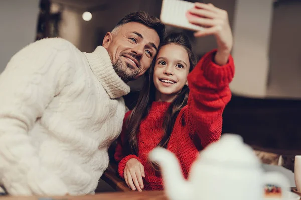 Vader en dochter nemen foto op mobiele — Stockfoto