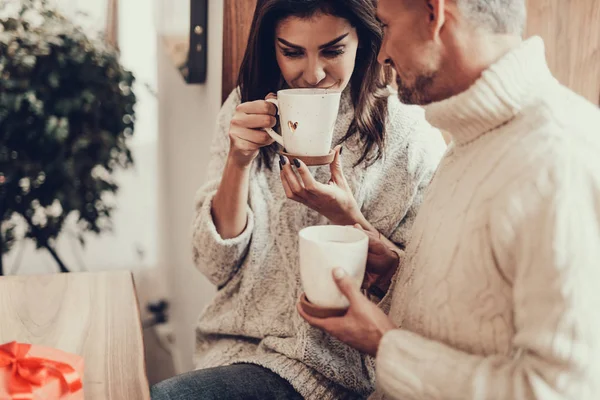 Vrouw genieten van drank en zitten in de buurt van man — Stockfoto