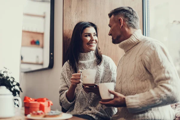 Dos personas en la cafetería tomando café y hablando — Foto de Stock