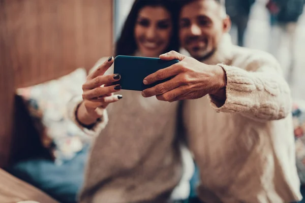 Due persone che fanno foto selfie al telefono — Foto Stock