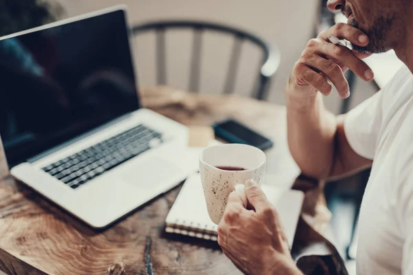 남자 netbook에 생기고 손에 컵을 들고 — 스톡 사진