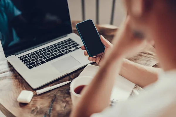 Man is op zoek op lege telefoon scherm — Stockfoto