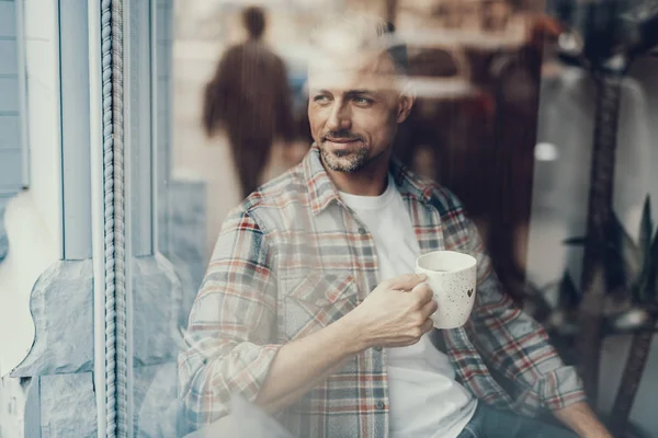 남자는 거리에 차 한잔과 함께 — 스톡 사진