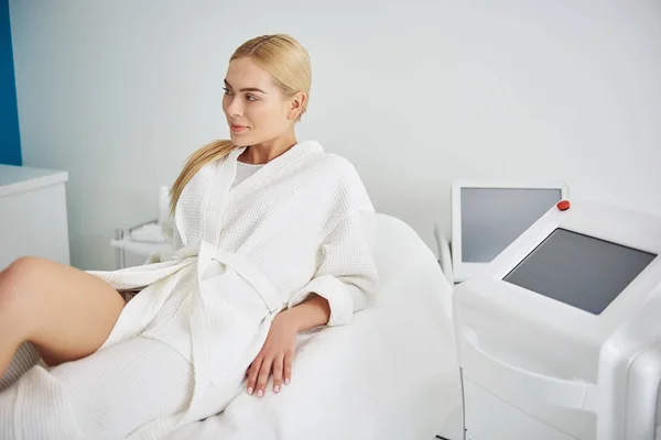 Привлекательная молодая женщина отдыхает в косметологическом кабинете перед процедурой — стоковое фото