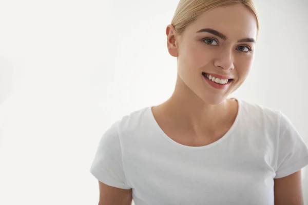 Mooie jonge vrouw poseren tegen witte achtergrond — Stockfoto