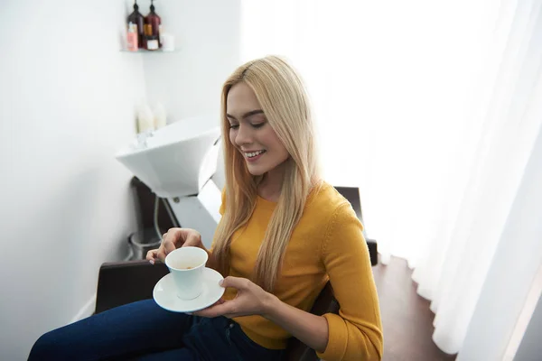 Piękna młoda kobieta hot drinka w salonie piękności — Zdjęcie stockowe