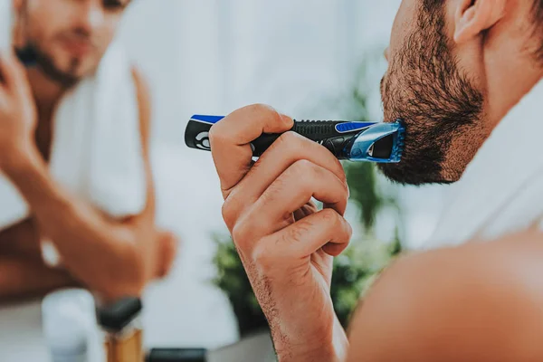 Close-up van guy scheren voordat de spiegel op de badkamer — Stockfoto