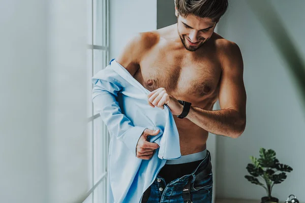 Cara feliz vestindo sua camisa para ir no trabalho — Fotografia de Stock