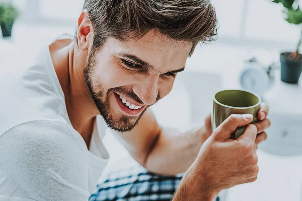 Sonriente joven bebe café en la mañana — Foto de Stock