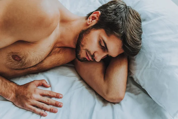 Joven durmiendo la siesta en su cama —  Fotos de Stock