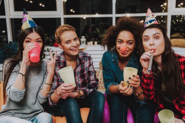 Giden kadın doğum günü partisinde eğleniyor