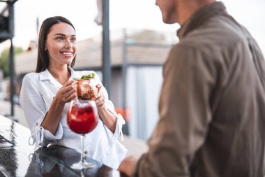 Barda içecek keyfini iki genç insanlar counter