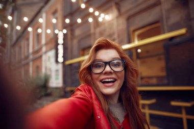 Neşeli güzel kız sokakta selfie yapma