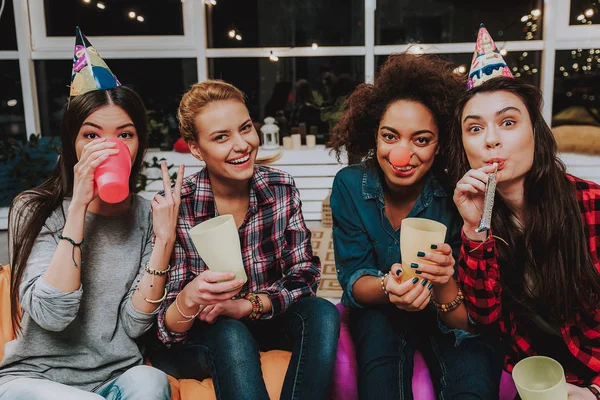 Las mujeres salientes se divierten en la fiesta de cumpleaños — Foto de Stock