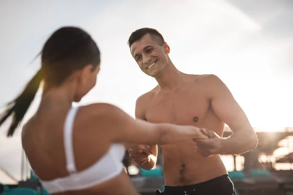 Cintura hacia arriba del hombre feliz cogido de la mano de su amada mujer — Foto de Stock