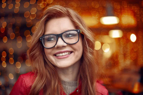 Atractiva chica pelirroja está expresando emociones positivas — Foto de Stock