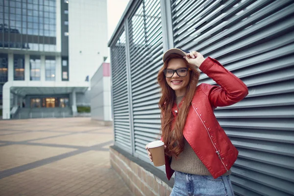 Belle jeune femme en casquette passer du temps en plein air — Photo