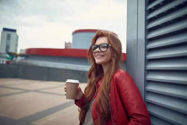Attraktiv ung dam med varm dryck spendera tid utomhus — Stockfoto