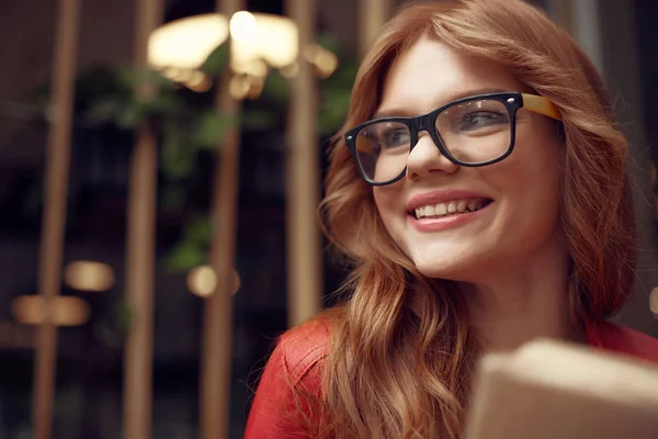 Atractiva chica pelirroja en gafas que expresan emociones positivas — Foto de Stock