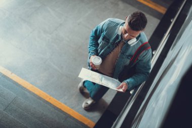 Adamla kahve kağıt harita üzerinde seyir