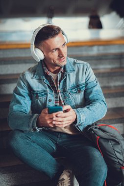 Yakışıklı adam telefonu favori müzik dinlemek