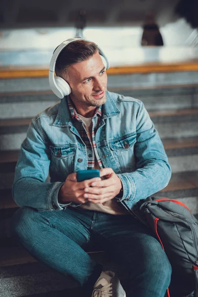 Beau homme écoutant de la musique préférée au téléphone — Photo