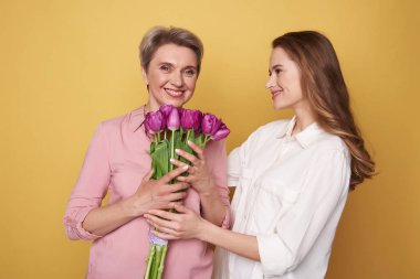 Yarım uzunluğu: mutlu kahverengi saçlı kız annesi ile tatil tebrik