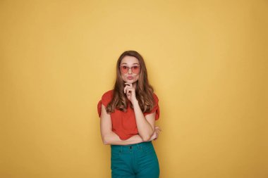 Gözlük kamera için poz sürpriz esmer genç hanım kadar bel