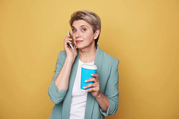 Половина очаровательной женщины, пьющей кофе, болтающей по телефону — стоковое фото