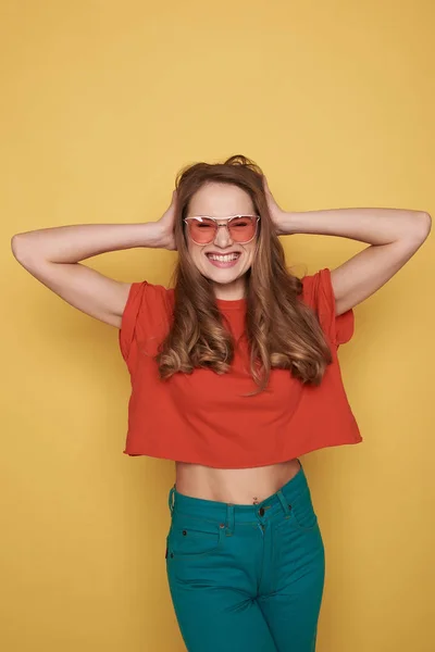 Cintura arriba de la joven morena sonriente en gafas posando para la cámara —  Fotos de Stock