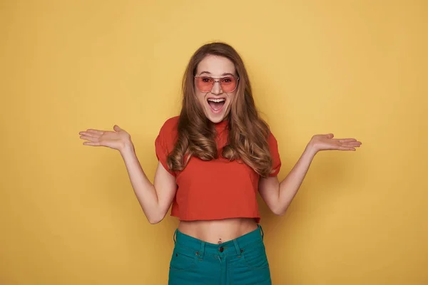 Cintura para cima de rir morena jovem senhora em óculos posando em estúdio — Fotografia de Stock