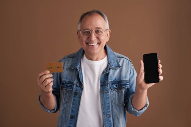 İyimser anne onun smartphone ile online ödeme zevk