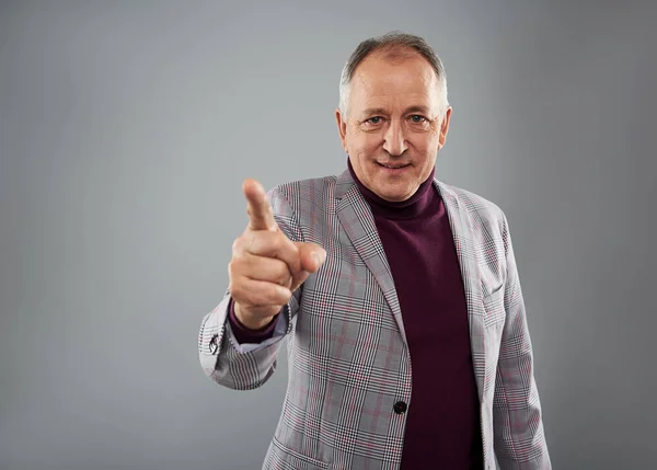 Confident adult man pointing his finger and smiling — Stock Photo, Image