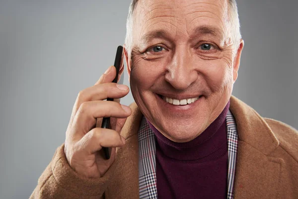 Porträtt av lycklig man håller smartphone nära hans öra — Stockfoto